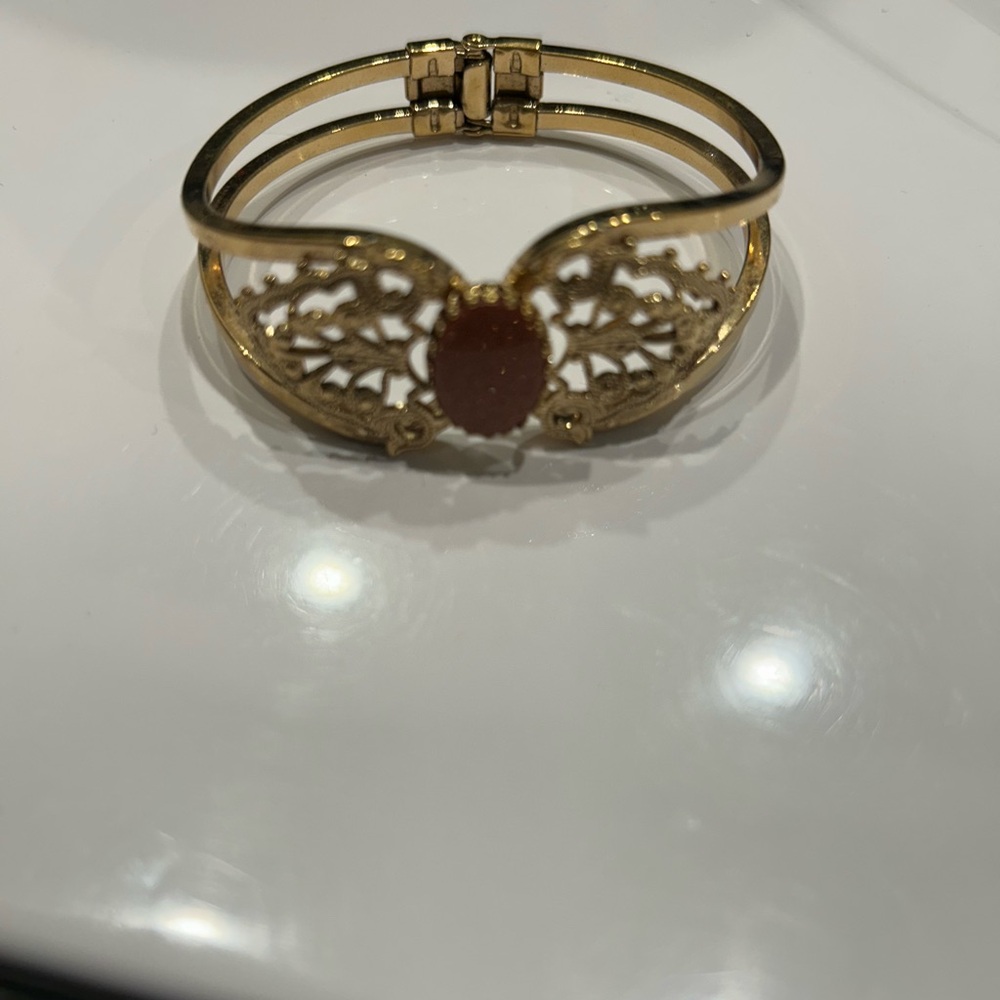 Elegant Gold Vintage Bracelet with Rose Colored Stone